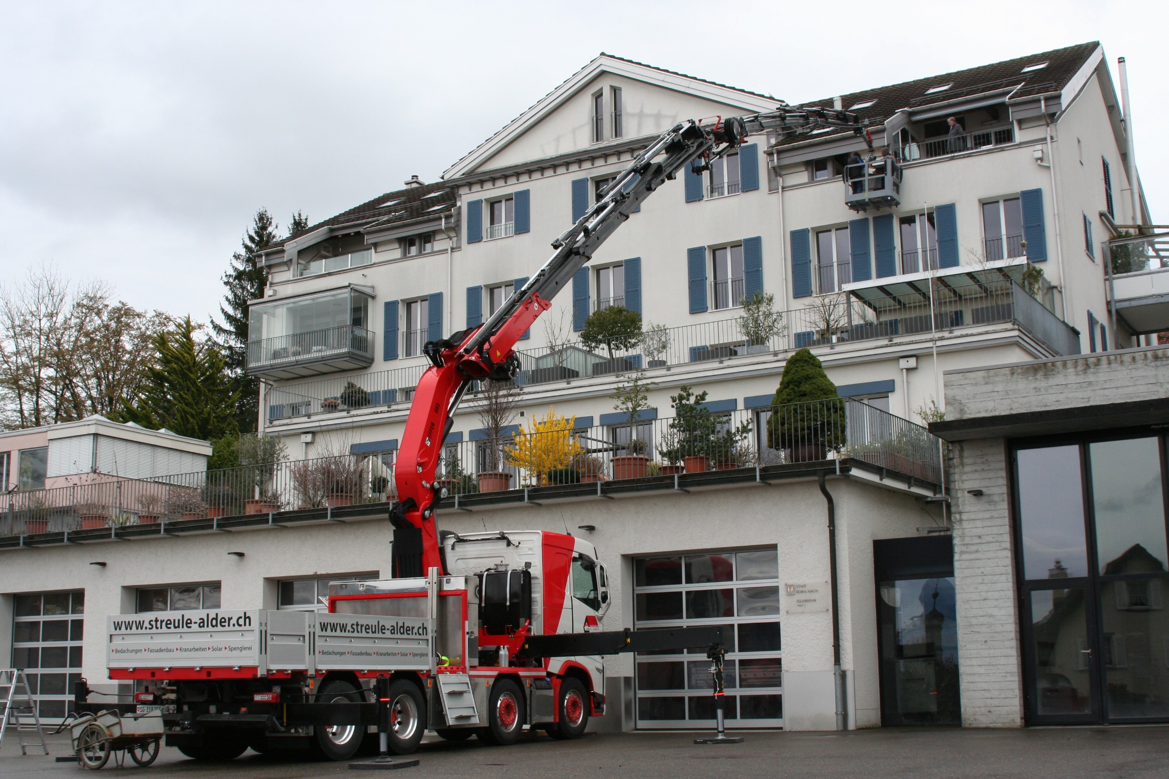 LKW mit Personenkorb